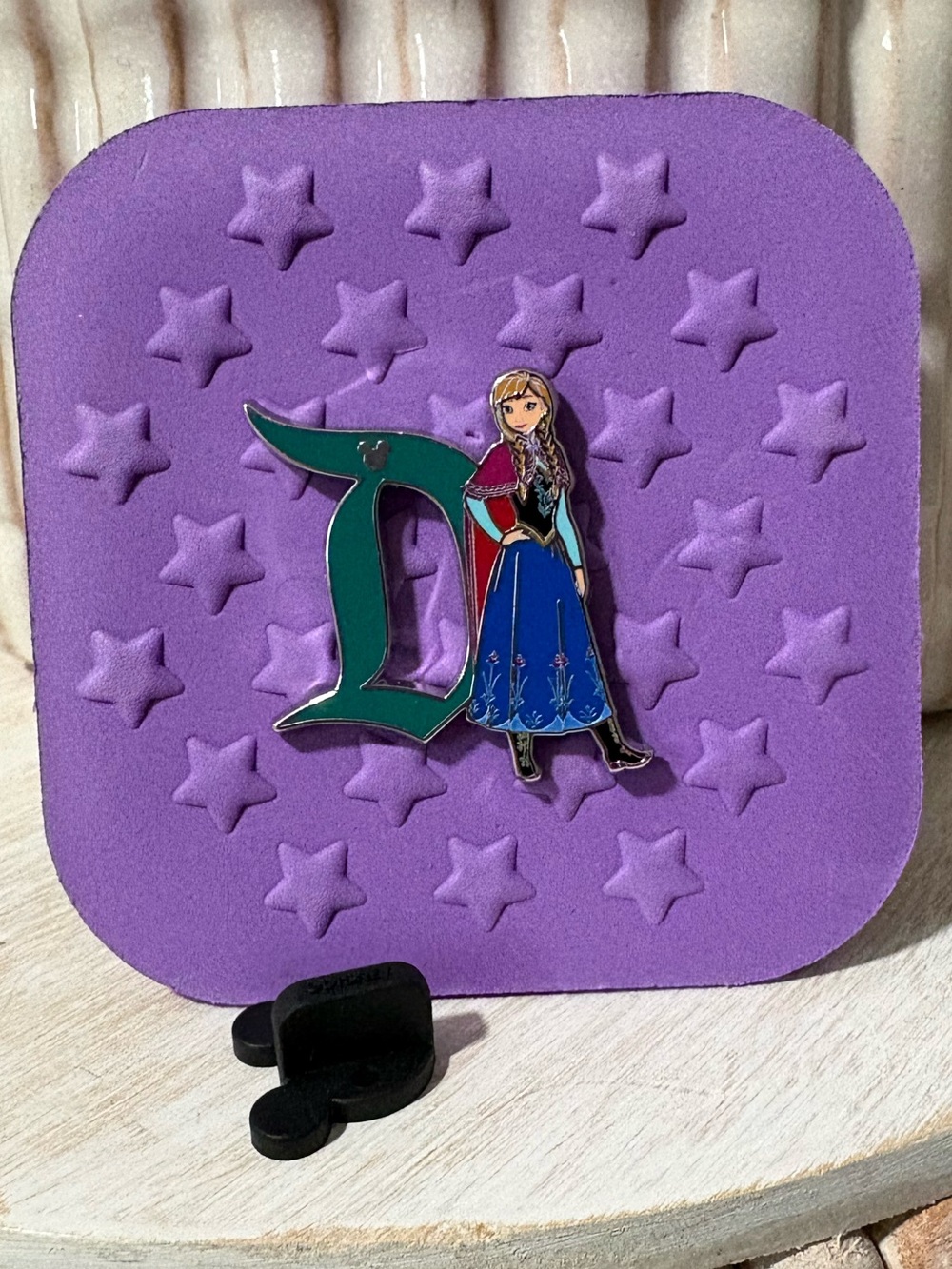 Anna Disneyland D pin